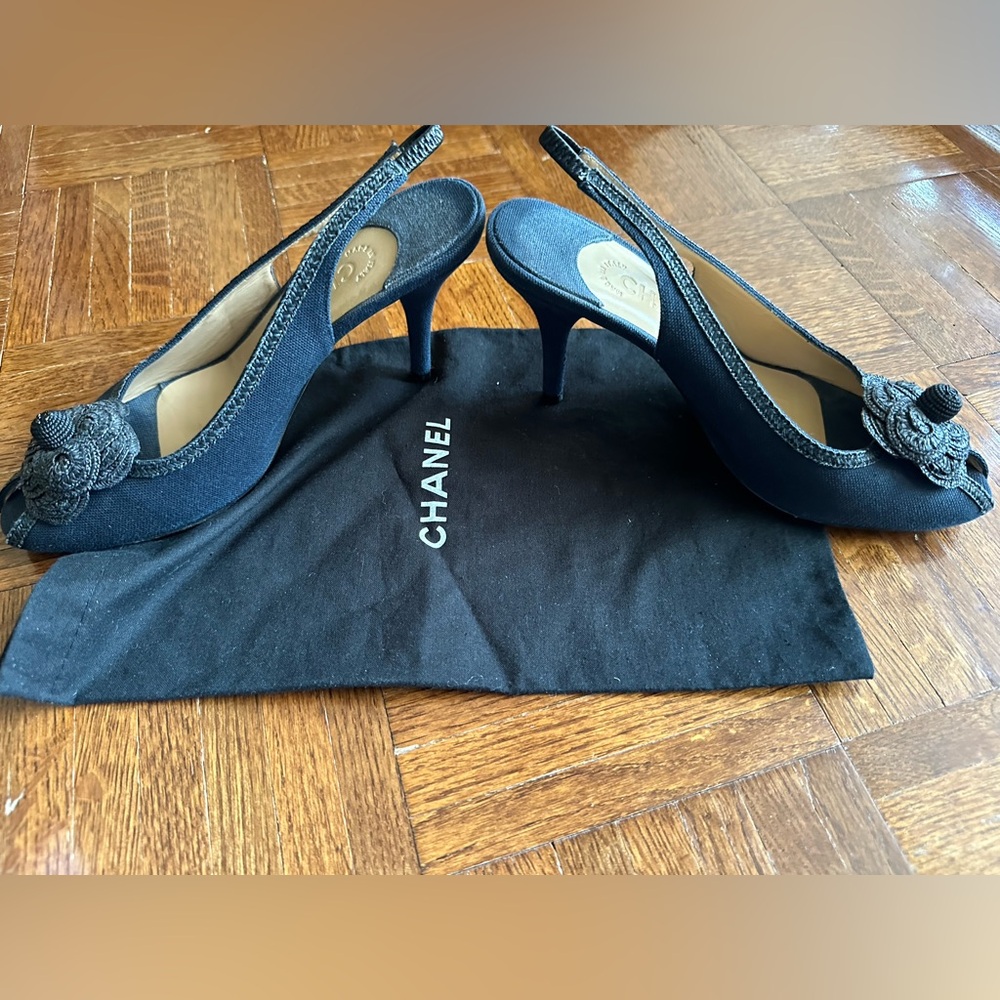 Women’s Chanel navy pumps